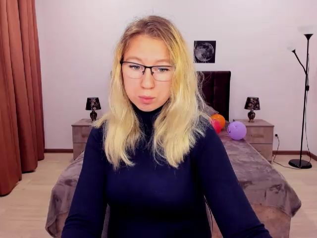 Live sex webcam photo for LizaSwan #269577221