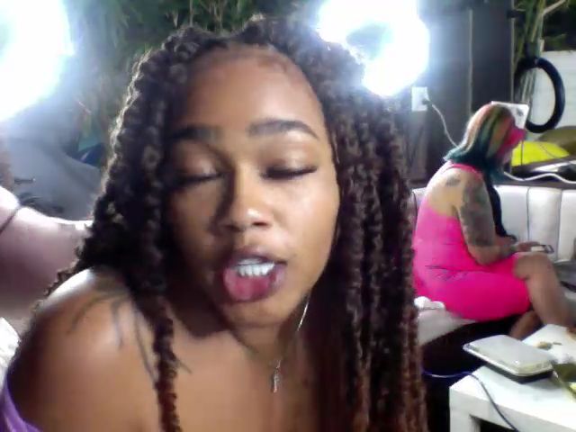 Live sex webcam photo for HoneyBusty69 #269574887