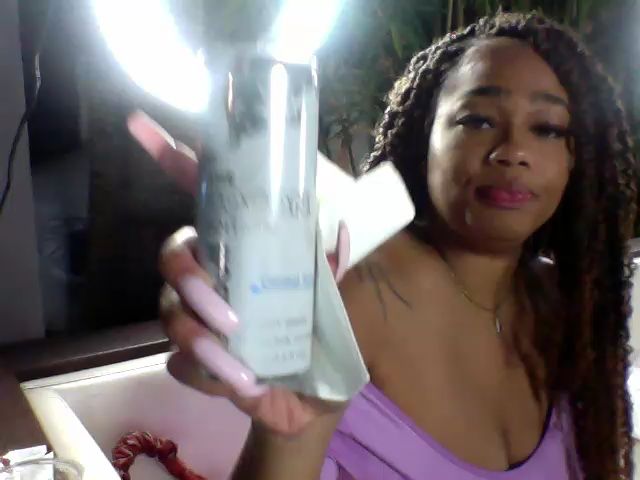 Live sex webcam photo for HoneyBusty69 #269576061