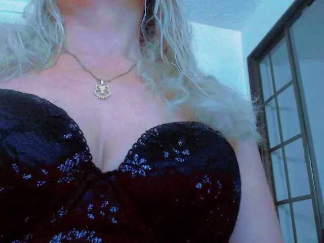 Live sex webcam photo for DirtyTina #269588466