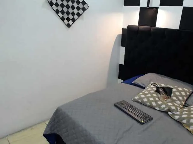 Live sex webcam photo for Nicolletea #269578321