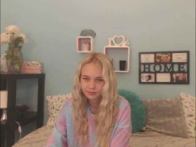 Live sex webcam photo for AnnaHappy18 #269598715