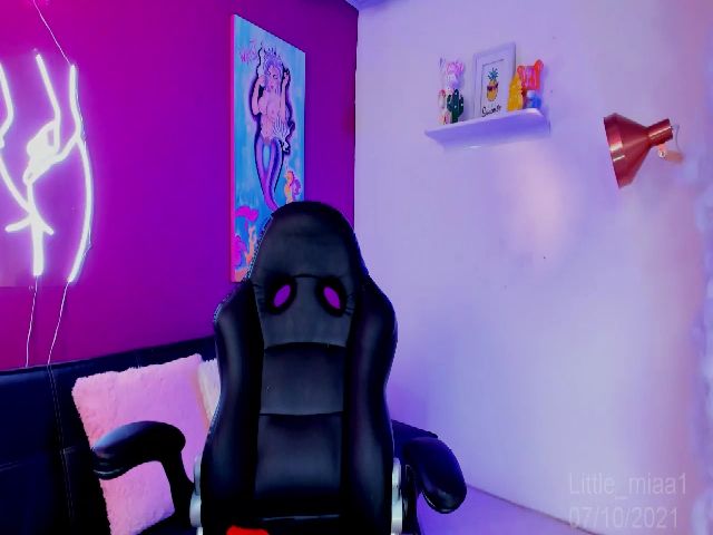 Live sex webcam photo for Little_Miaa1 #269599272