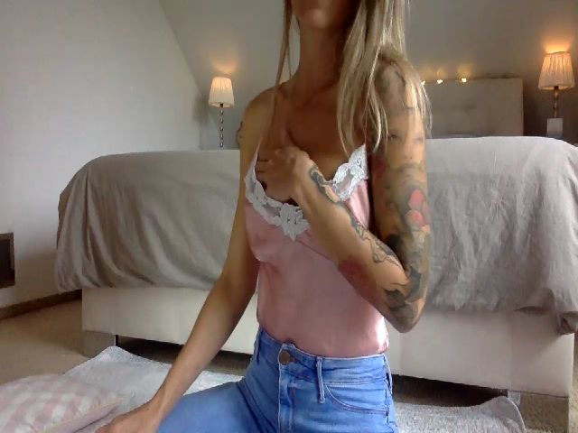 Live sex webcam photo for OliviePaige #269600396