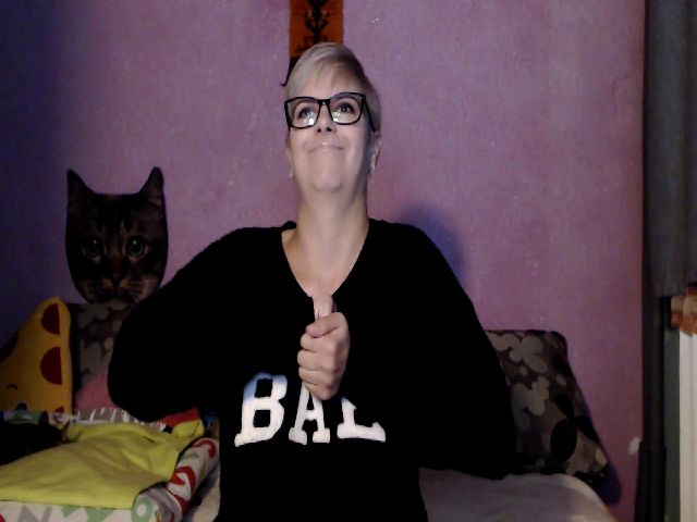 Live sex webcam photo for IamMiky #269610214