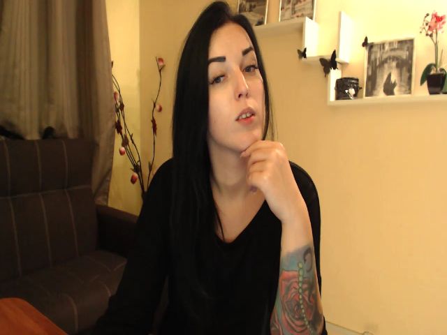 Live sex webcam photo for NikkiLeppard #269609807
