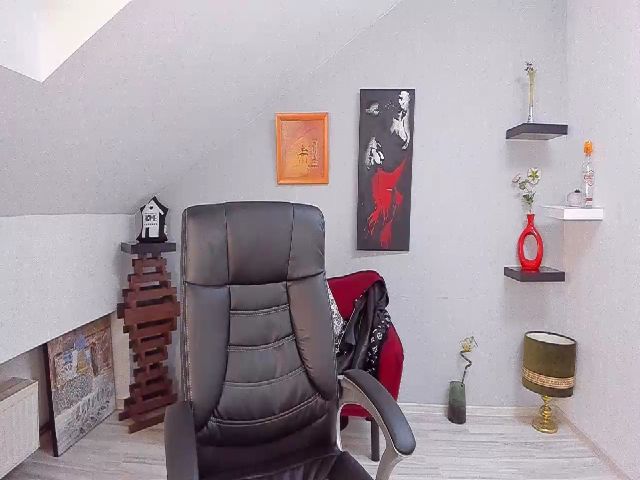 Live sex webcam photo for LizzieBrie #269596050