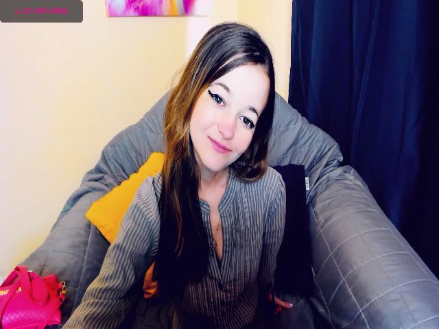 Live sex webcam photo for TinyKrisss #269599129