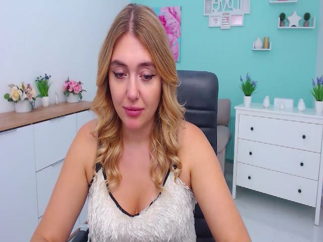 Live sex webcam photo for NicoleConnor #269603788