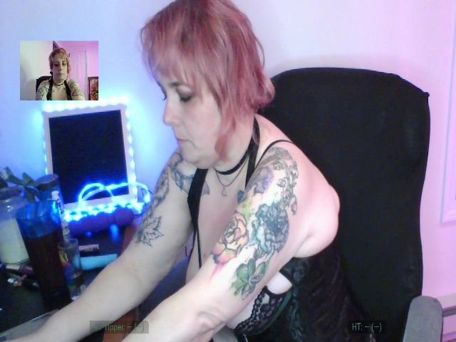 Live sex webcam photo for EmmaSquirrel #269594886