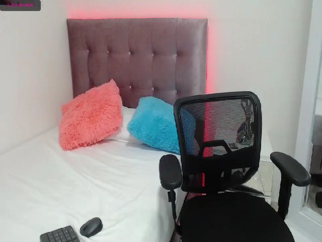 Live sex webcam photo for Aria_26 #269600291