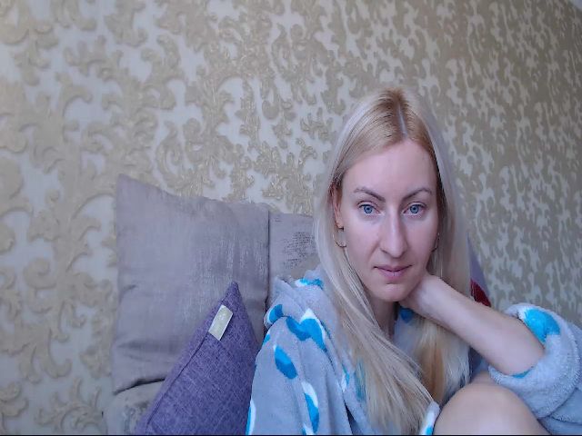 Live sex webcam photo for MeltingJulia #269619502