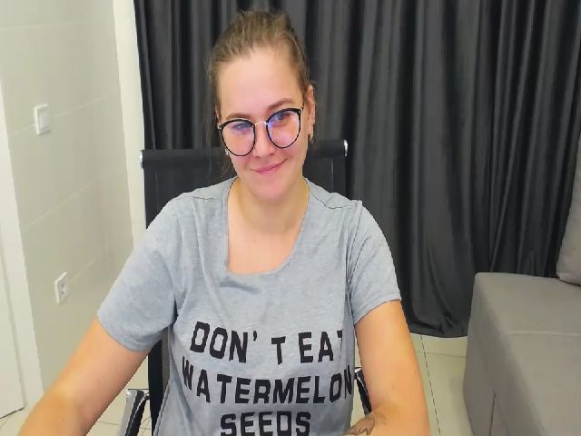 Live sex webcam photo for KellyKleine #269623660