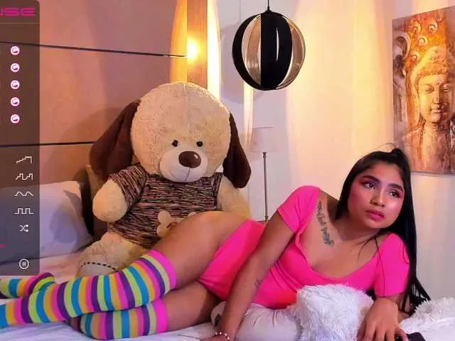 Live sex webcam photo for Emmaa-Lee #269612630