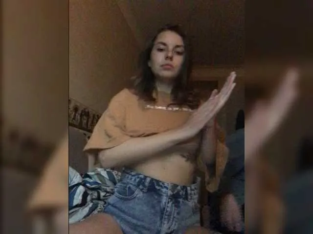 Live sex webcam photo for HoneyB0ney #269617396