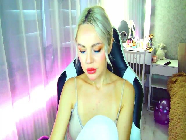 Live sex webcam photo for LisaJun #269637259