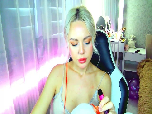 Live sex webcam photo for LisaJun #269637837