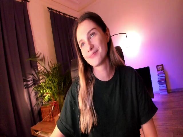 Live sex webcam photo for Golightly_9 #269644166