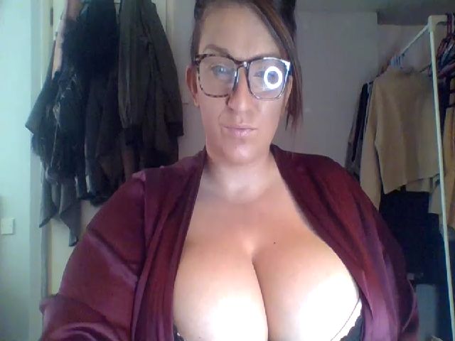 Live sex webcam photo for Curvykay28 #269638297