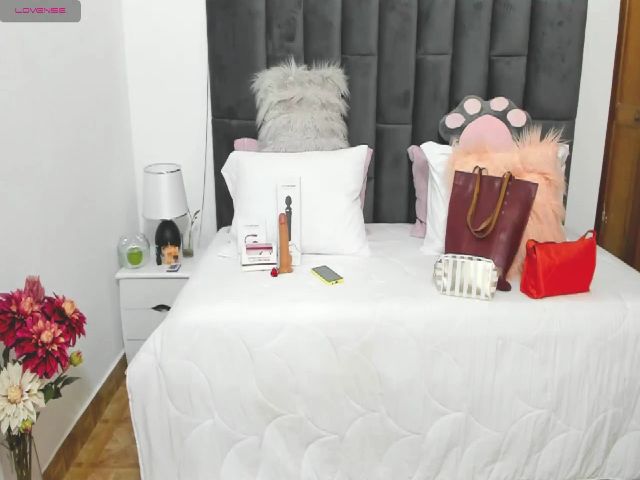 Live sex webcam photo for Lupe_blue #269634157