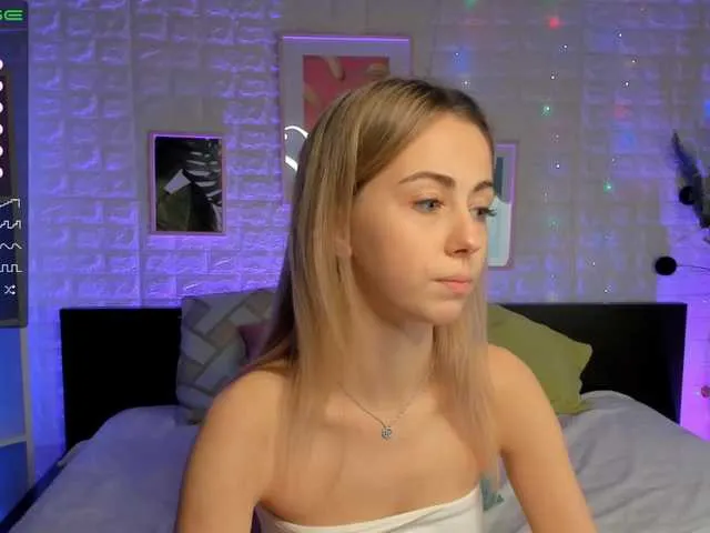 Live sex webcam photo for LisaBellic #269638979