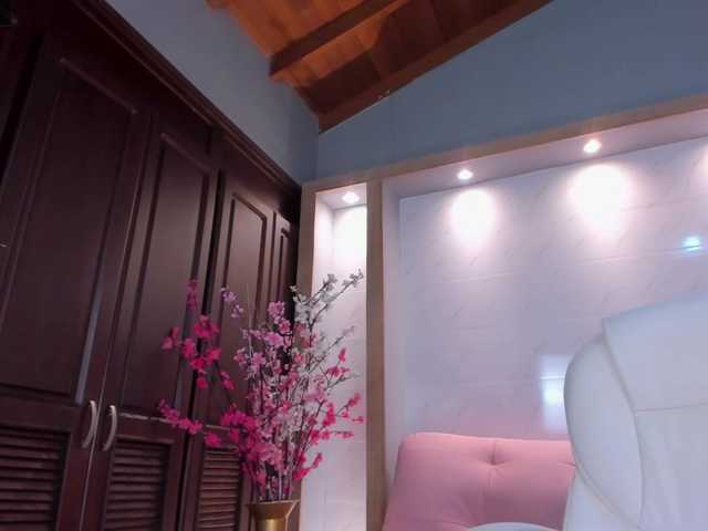 Live sex webcam photo for KendallRise #269657985