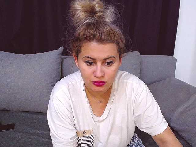 Live sex webcam photo for O-Queen #269654283