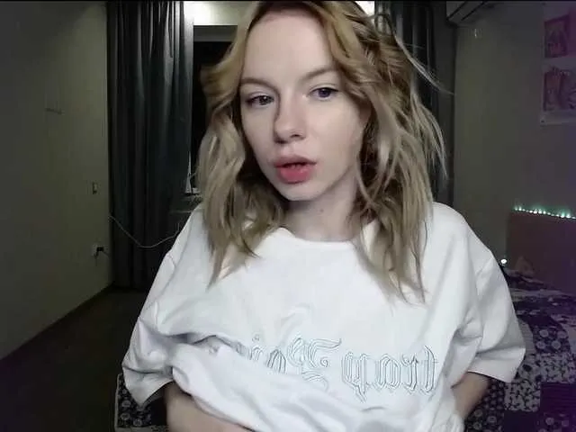 Live sex webcam photo for EmilyMilss #269646401
