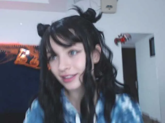 Live sex webcam photo for CarolineJames #269658872