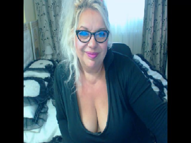 Live sex webcam photo for SonyaHotMilf #269654952
