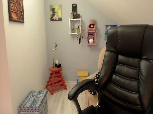 Live sex webcam photo for LizzieBrie #269652750