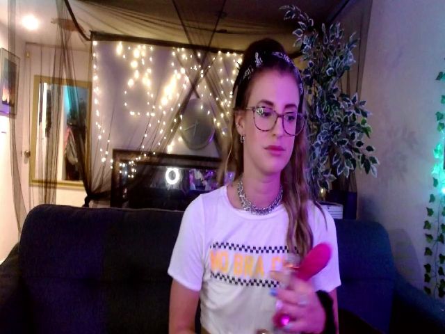 Live sex webcam photo for LilSadie #269649673