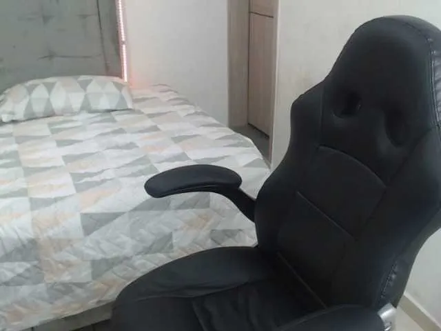 Live sex webcam photo for noha24 #269679758