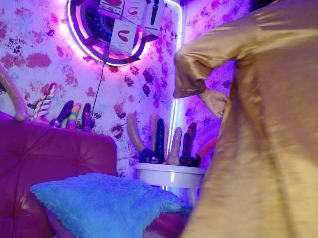 Live sex webcam photo for lucy-hot1 #269673722