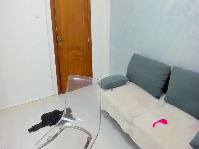 Live sex webcam photo for LiliThV2 #269669674