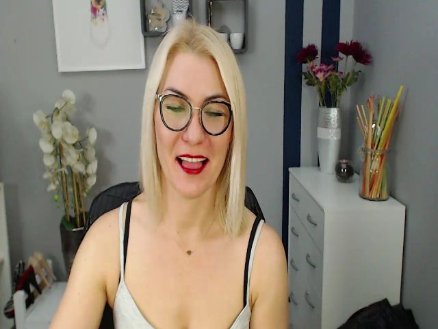 Live sex webcam photo for YummyLOR #269669970