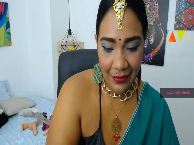 Live sex webcam photo for IndianMama #269674607