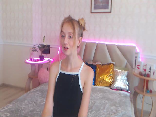 Live sex webcam photo for GinaLewis #269669928