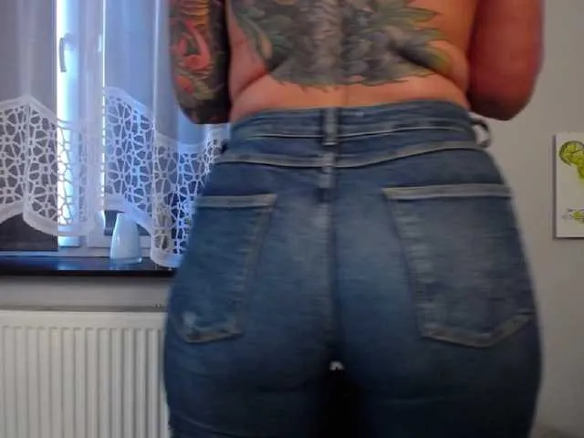 Live sex webcam photo for JennyMILFx #269693767