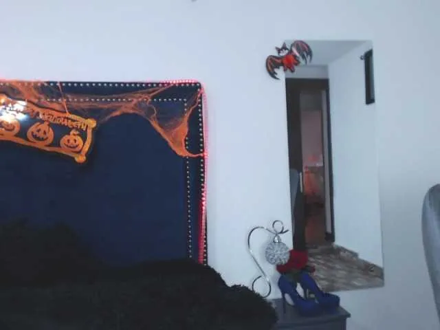 Live sex webcam photo for CarolineJames #269694160