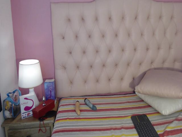 Live sex webcam photo for Crystal_Star9 #269687440