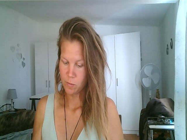 Live sex webcam photo for CallMeMaria #269695918