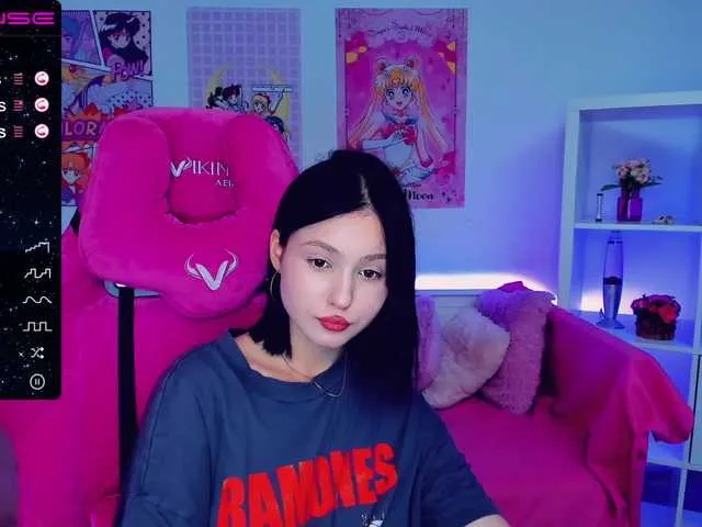 Live sex webcam photo for JoaneMoris #269684159