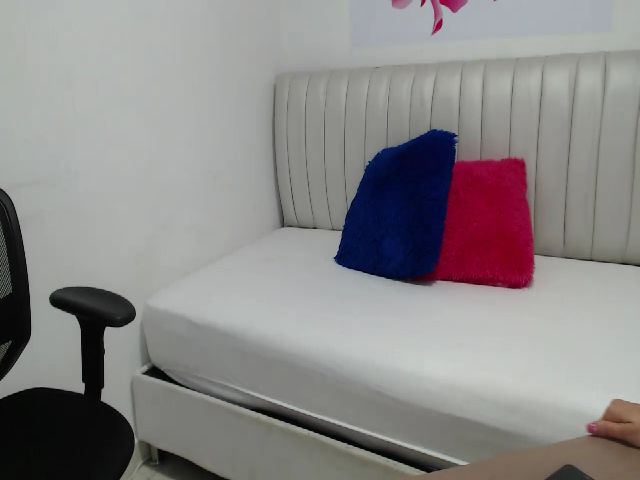 Live sex webcam photo for Sashaseexxy #269691200