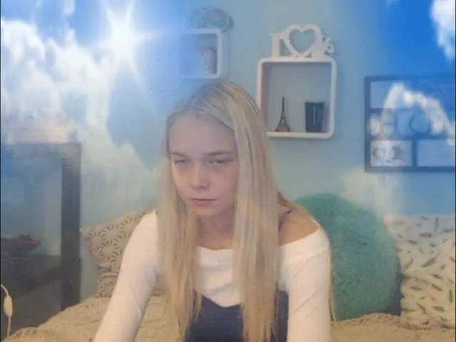 Live sex webcam photo for AnnaHappy18 #269710714