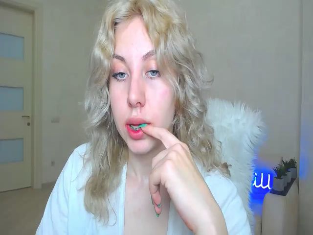 Live sex webcam photo for MollyDiamond1 #269718844