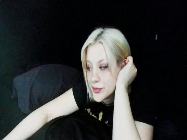 Live sex webcam photo for KayleeKarina #269711523