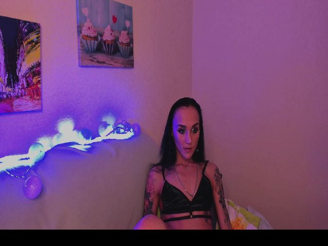 Live sex webcam photo for CarolDyson #269705845