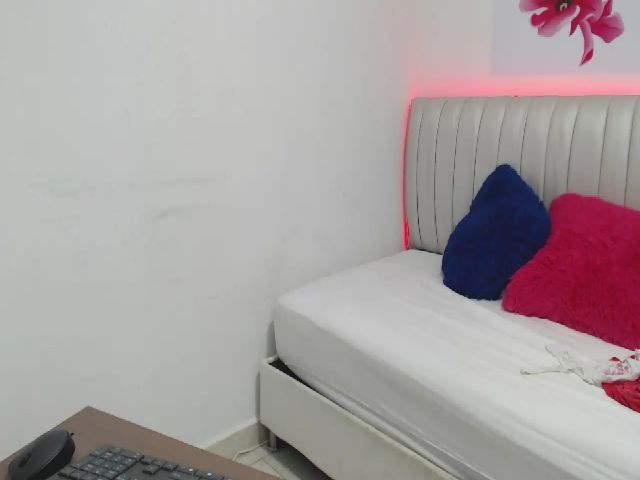 Live sex webcam photo for Sashaseexxy #269711149