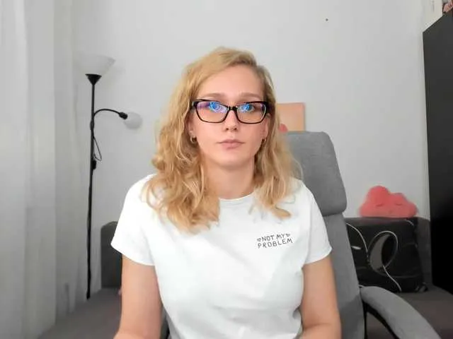 Live sex webcam photo for NicolMoon3 #269735386